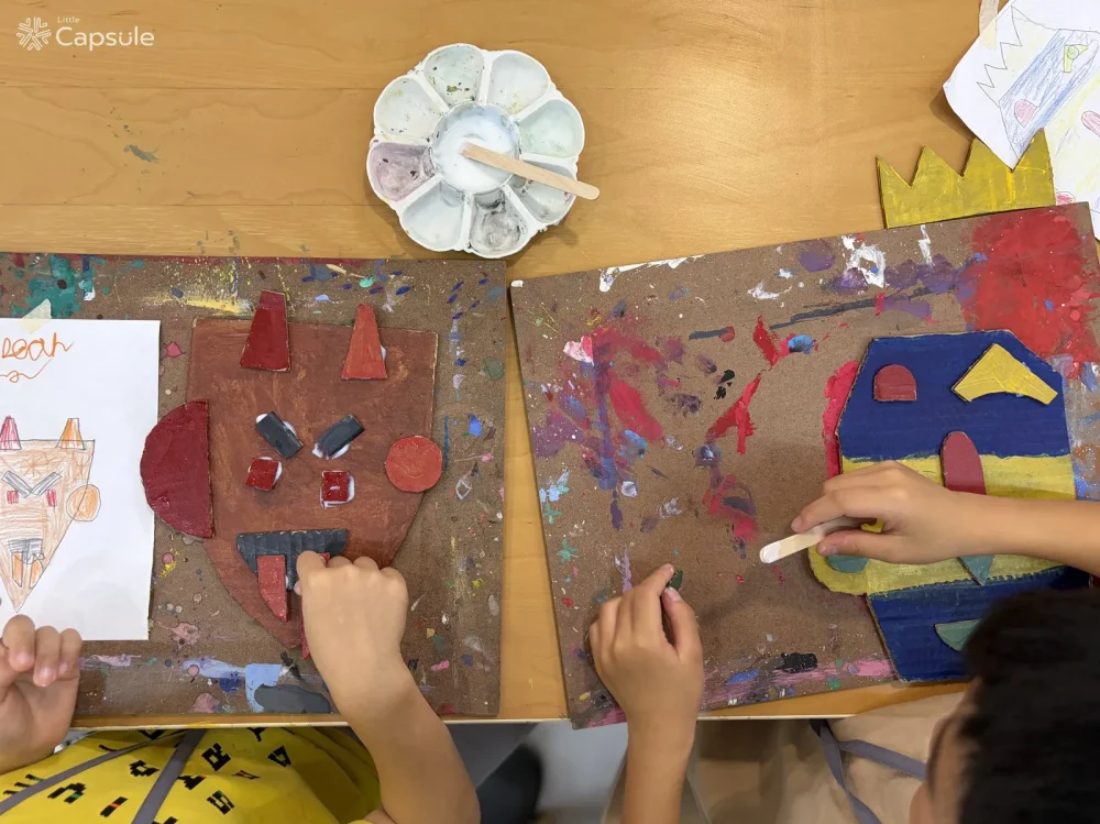 มือประกอบหน้ากากอารมณ์ Picasso จากกระดาษลังในกิจกรรมศิลปะเด็ก