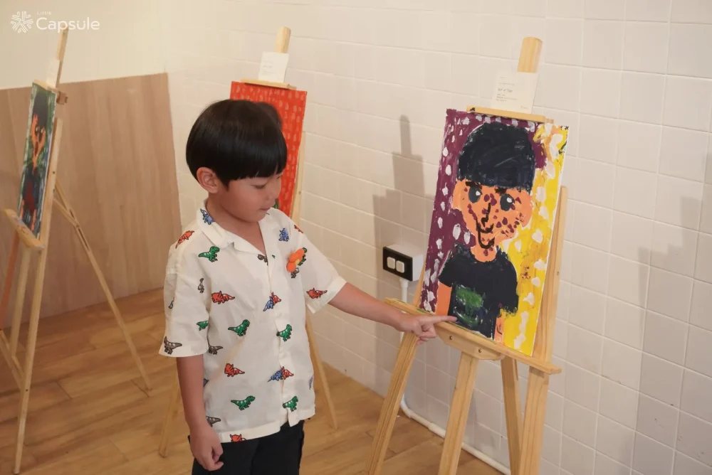 เด็กมองภาพเหมือนตัวเองที่จัดแสดงในนิทรรศการแคมป์ Emotion Explorers